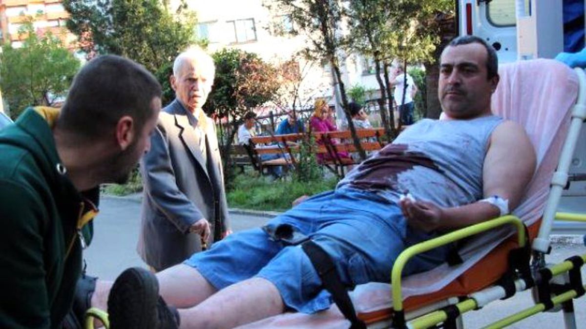 Eşiyle Tartışınca Kendini Bıçakladı