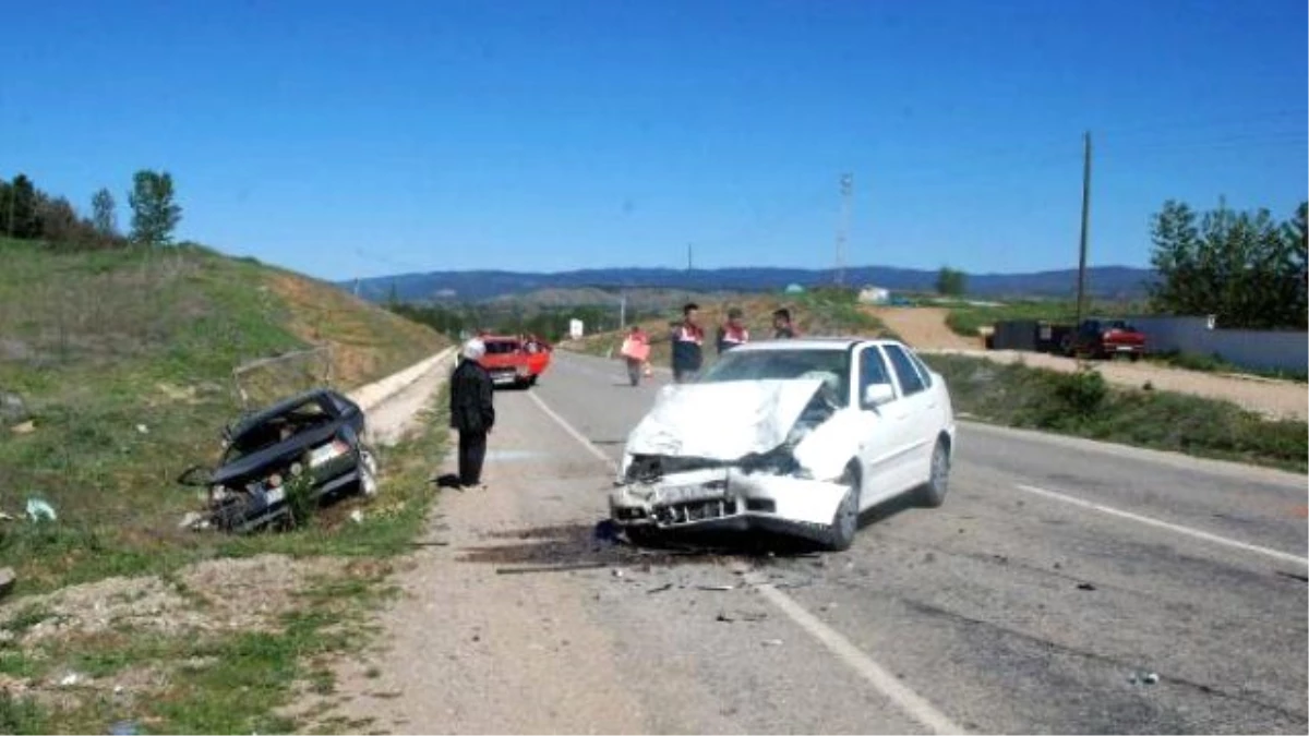 Kastamonu\'da 2 Otomobil Çarpıştı: 2 Yaralı