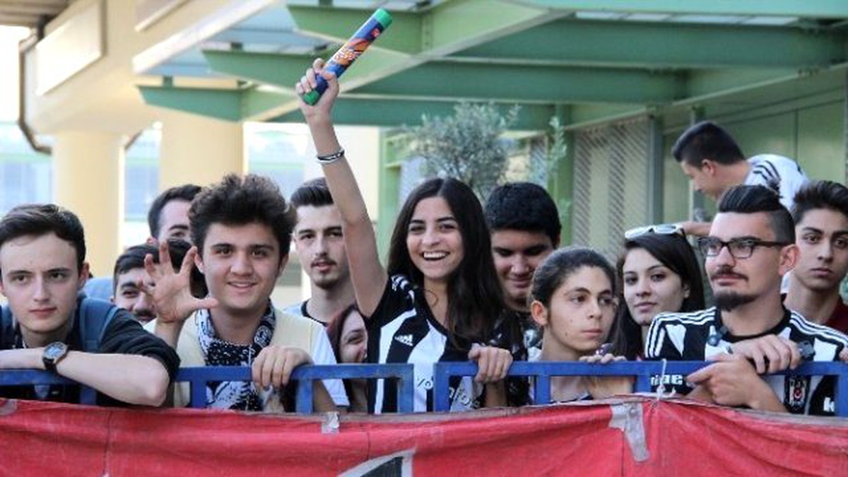 Lider Beşiktaş\'a İzmir\'de Coşkulu Karşılama