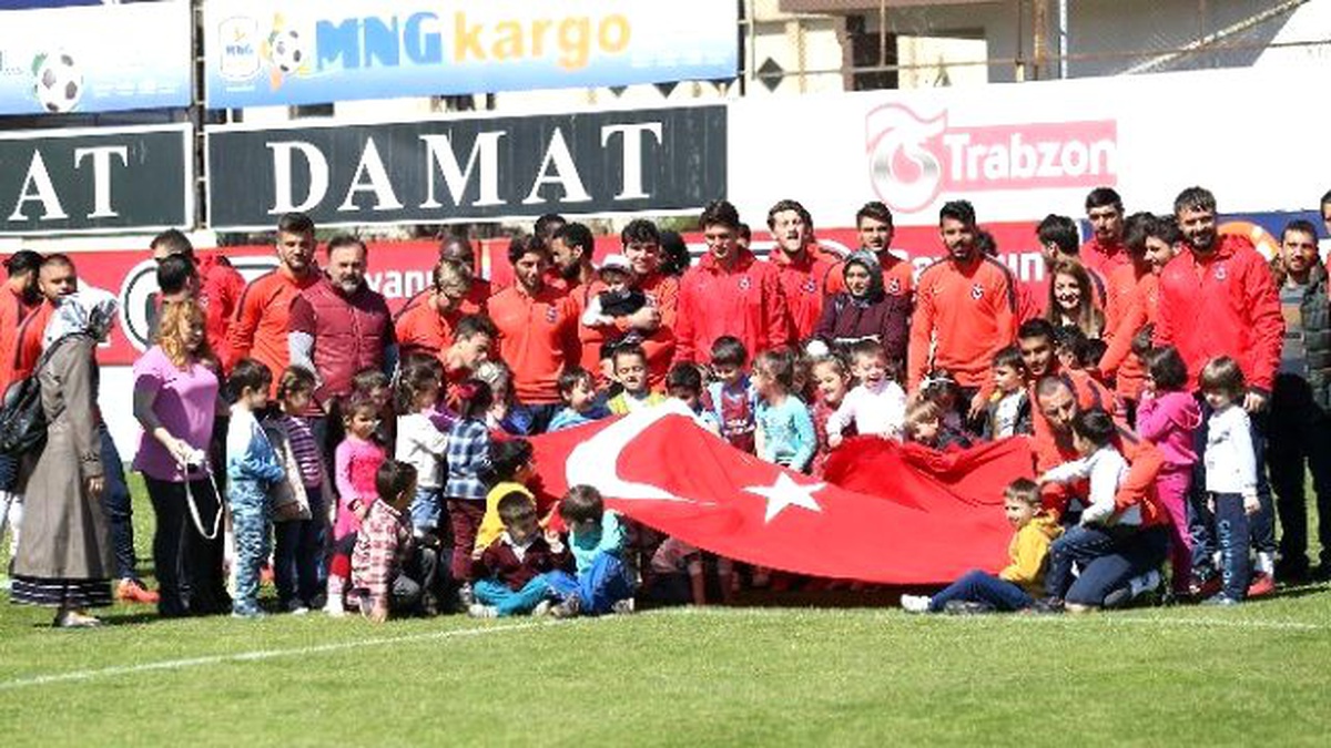 Miniklerden Fenerbahçe Maçı Öncesi Trabzonspor\'a Moral