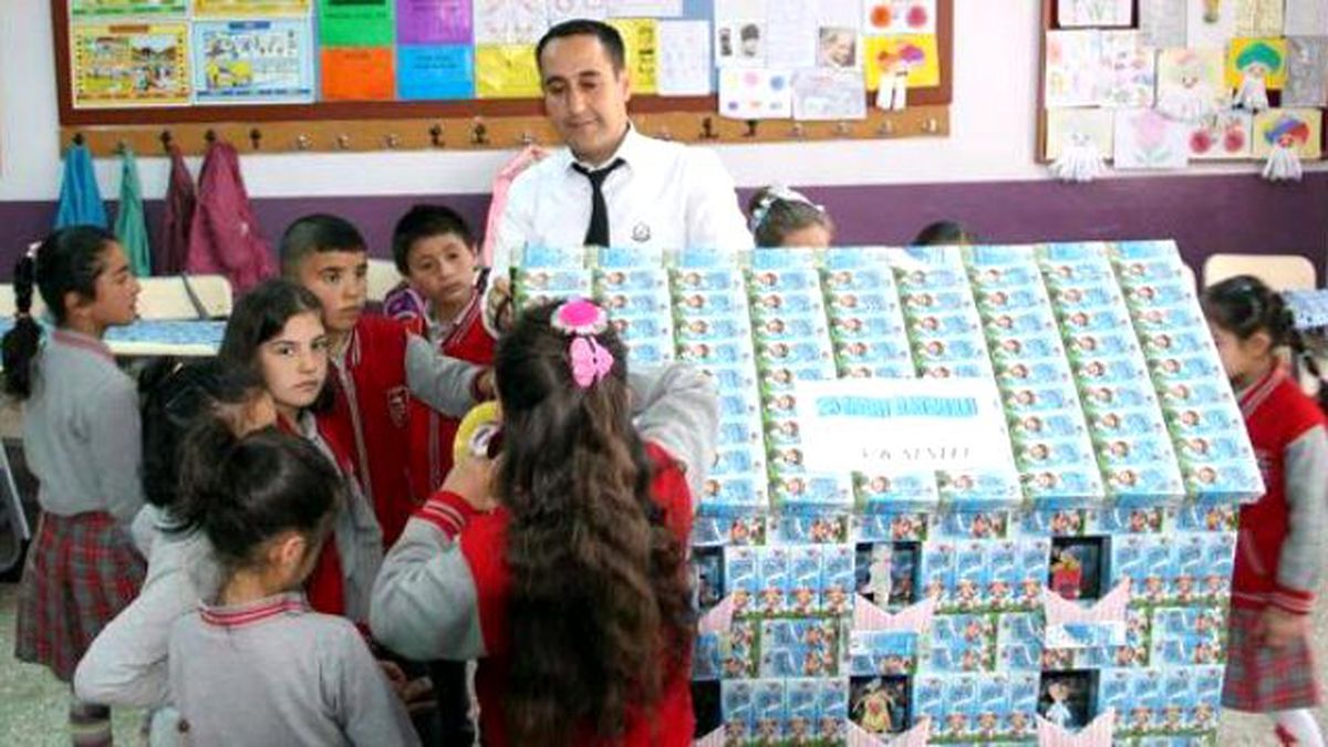 Öğrencilerden Süt Kutularından Maket