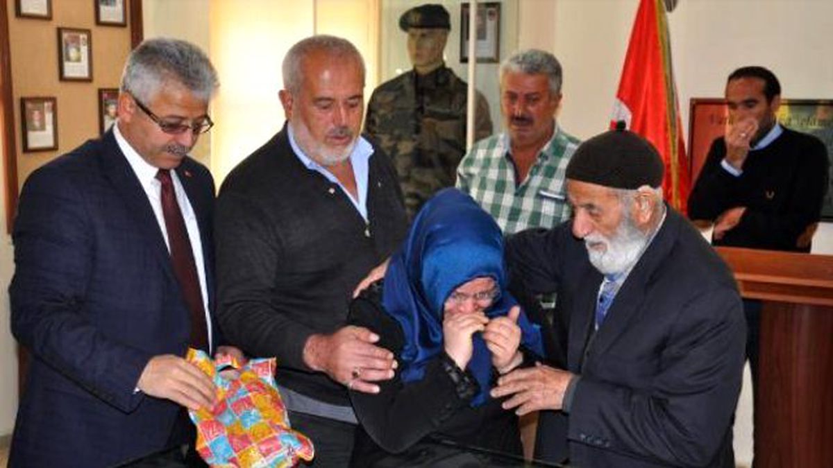 Şehit Eşinin Eşyalarını Bağışladı! Gözyaşlarını Tutamadı