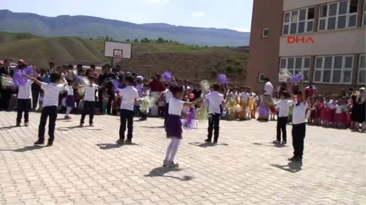 Şemdinli Irak Sınırındaki Derecik Beldesi'nde 23 Nisan Coşkusu