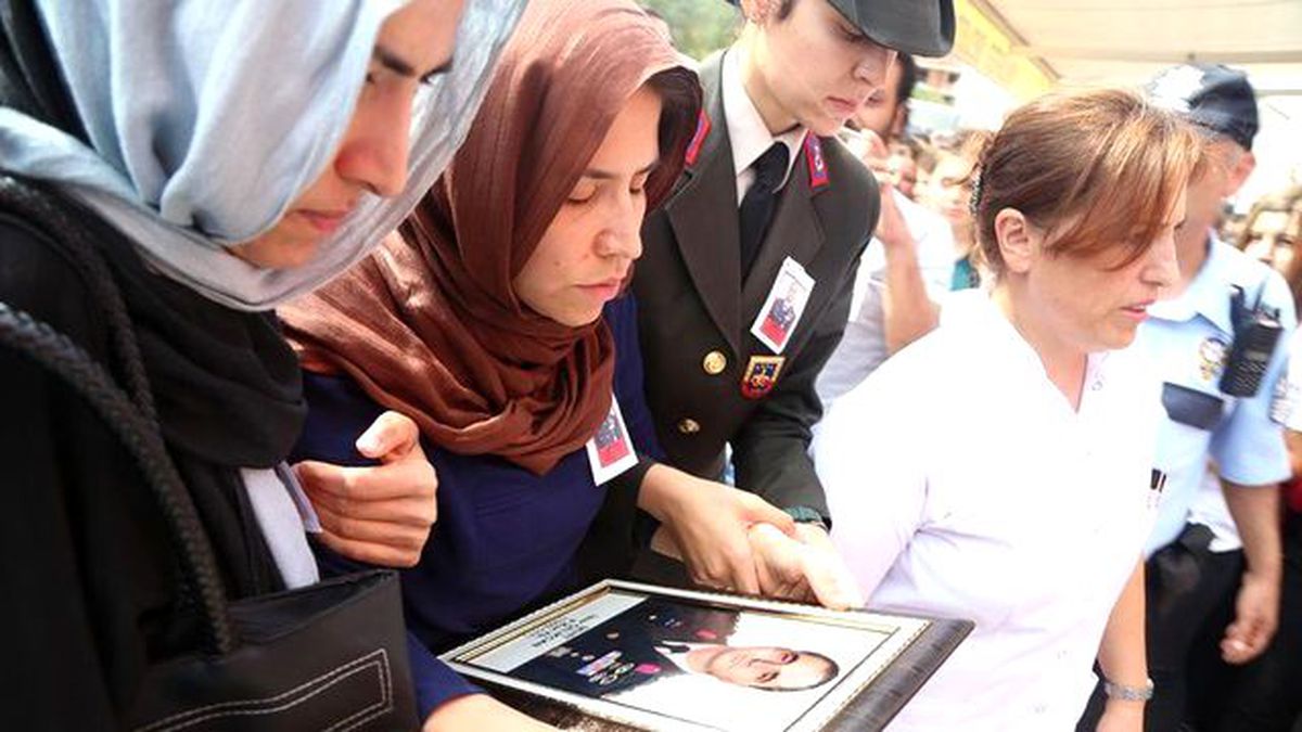 Yarbay Eşinin Şehit Olduğu Yere Gitti! Odasına Girdiğinde Çok Etkilendi