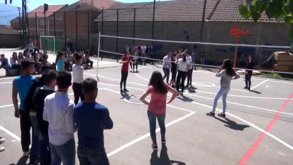 Yıldız Teknik Üniversitesi Öğrencileri Kosova'da Atatürk Lisesi'ni Boyadı