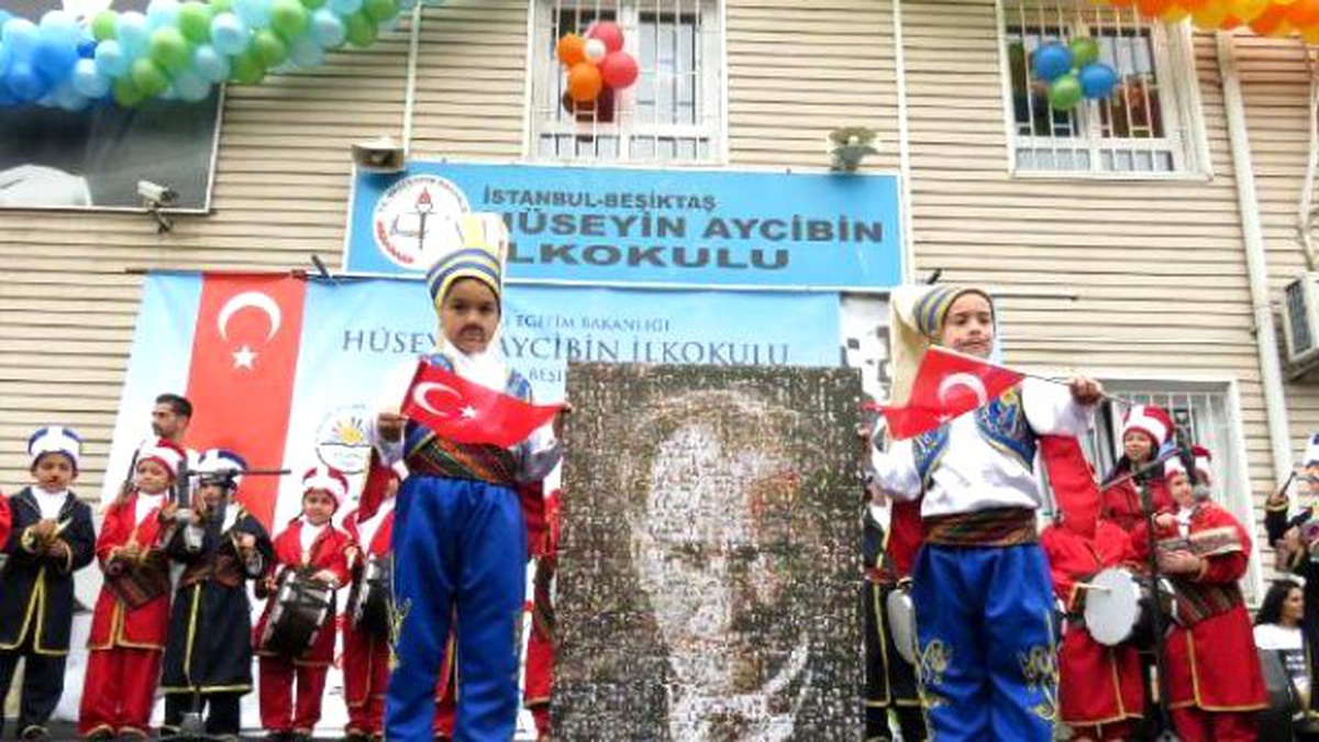 23 Nisan\'ı 2304 Balonu Patlatarak Kutladılar