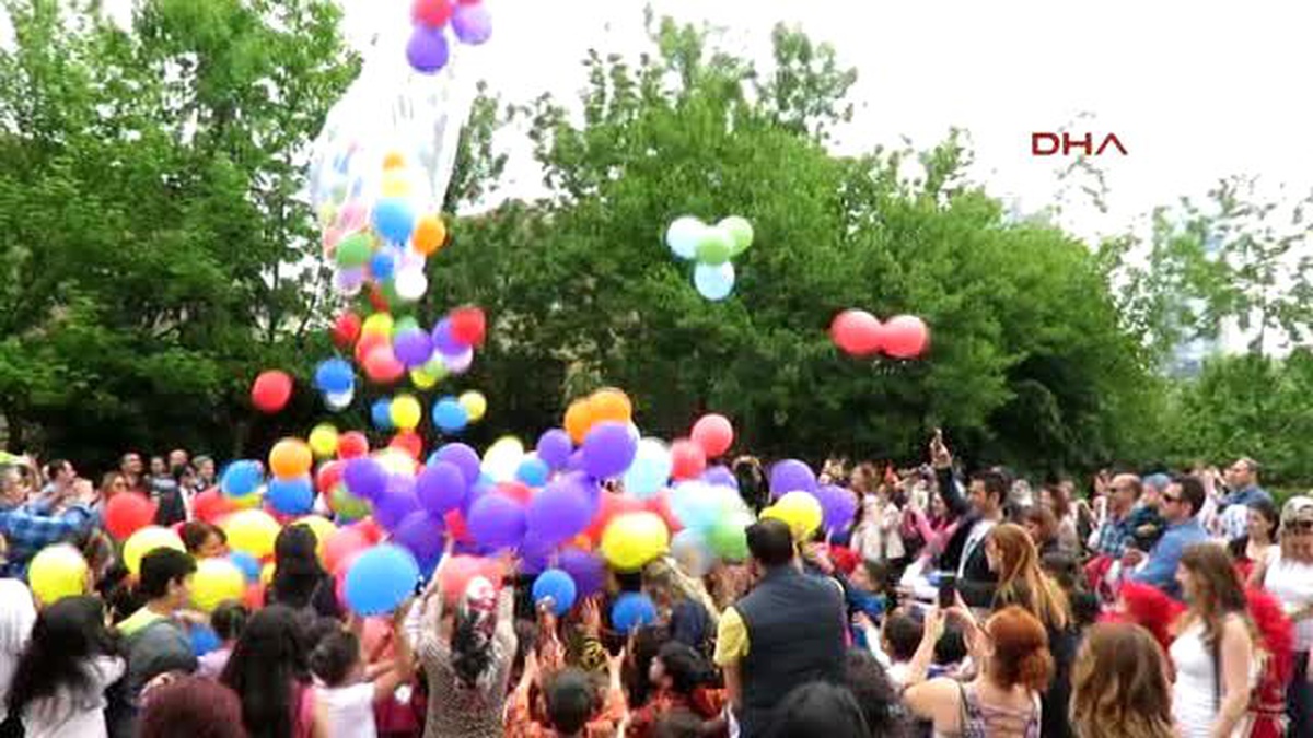 23 Nisan\'ı 2304 Balonu Patlatarak Kutladılar