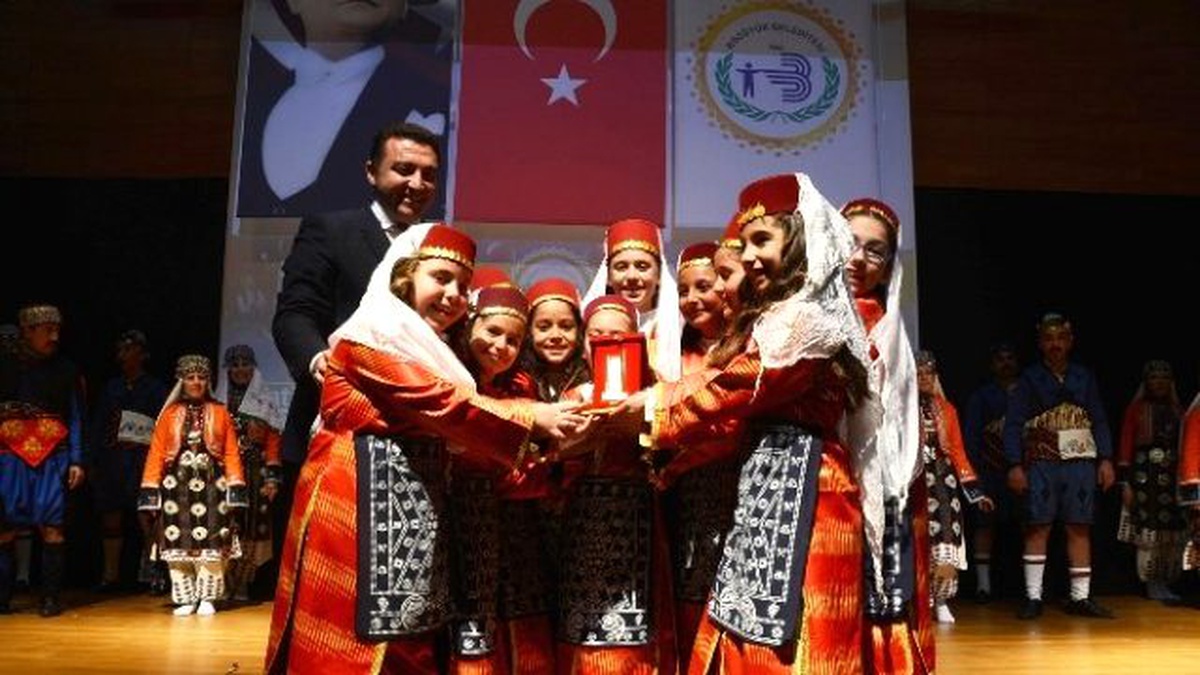 4. Çocuk Festivali\'nde Halk Oyunları Yarışması