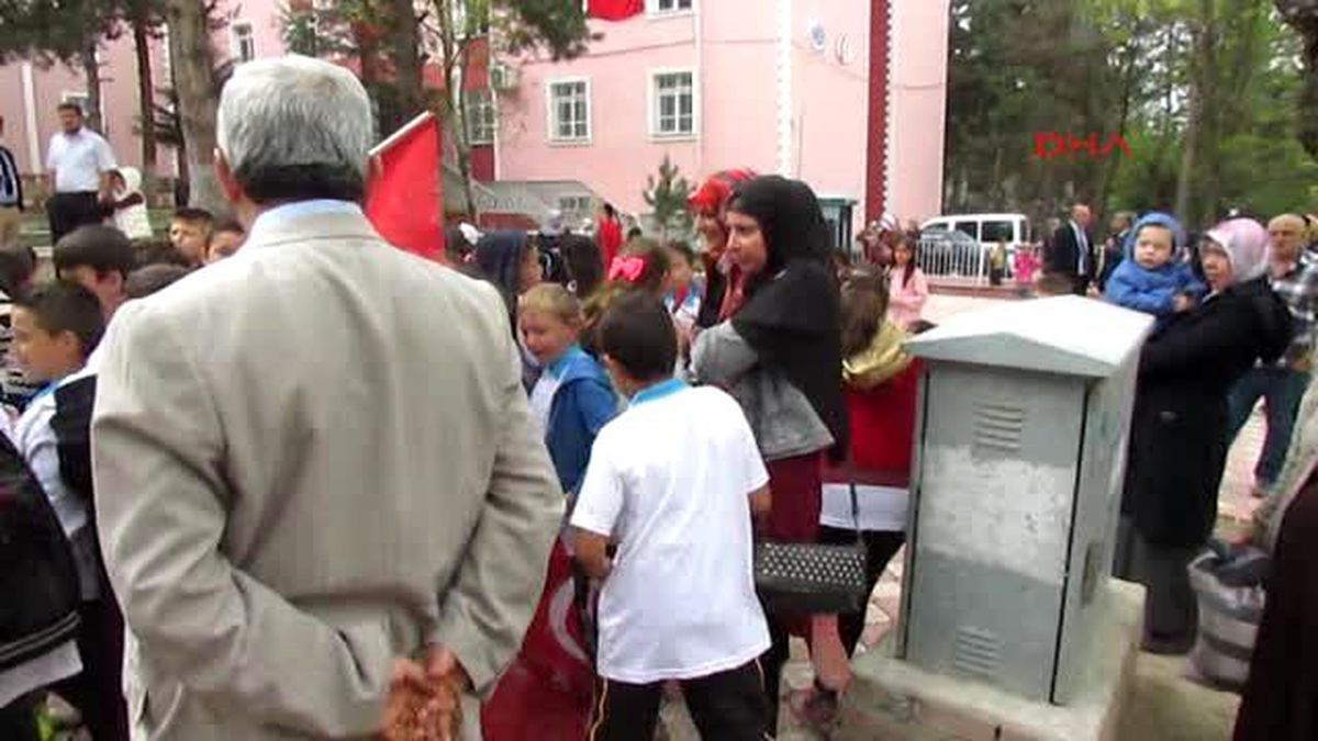 Afyonkarahisar Emekli Maaşıyla Aldığı Türk Bayraklarını Çocuklara Dağıttı