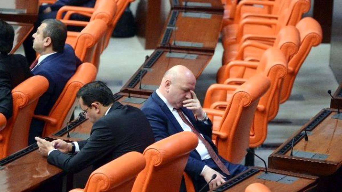 Ak Partili Vekilden Kılıçdaroğlu'nun Konuşmasına Sırtı Dönük Tepki