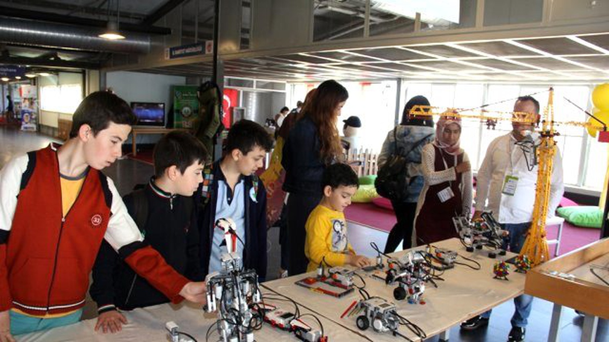 Akıllı robotlar festivalde çocukları bekliyor