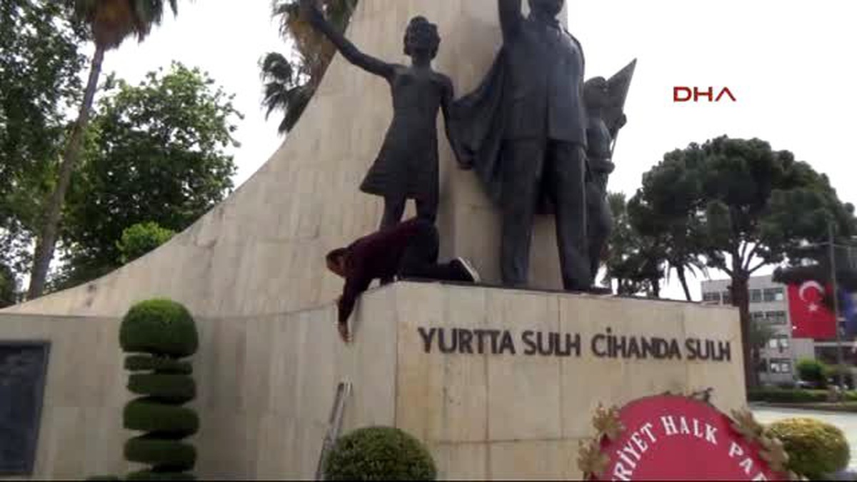 Alanya Atatürk Anıtı\'nın Gözlerini Kırmızı Kuşakla Bağlayıp Eylem Yaptı