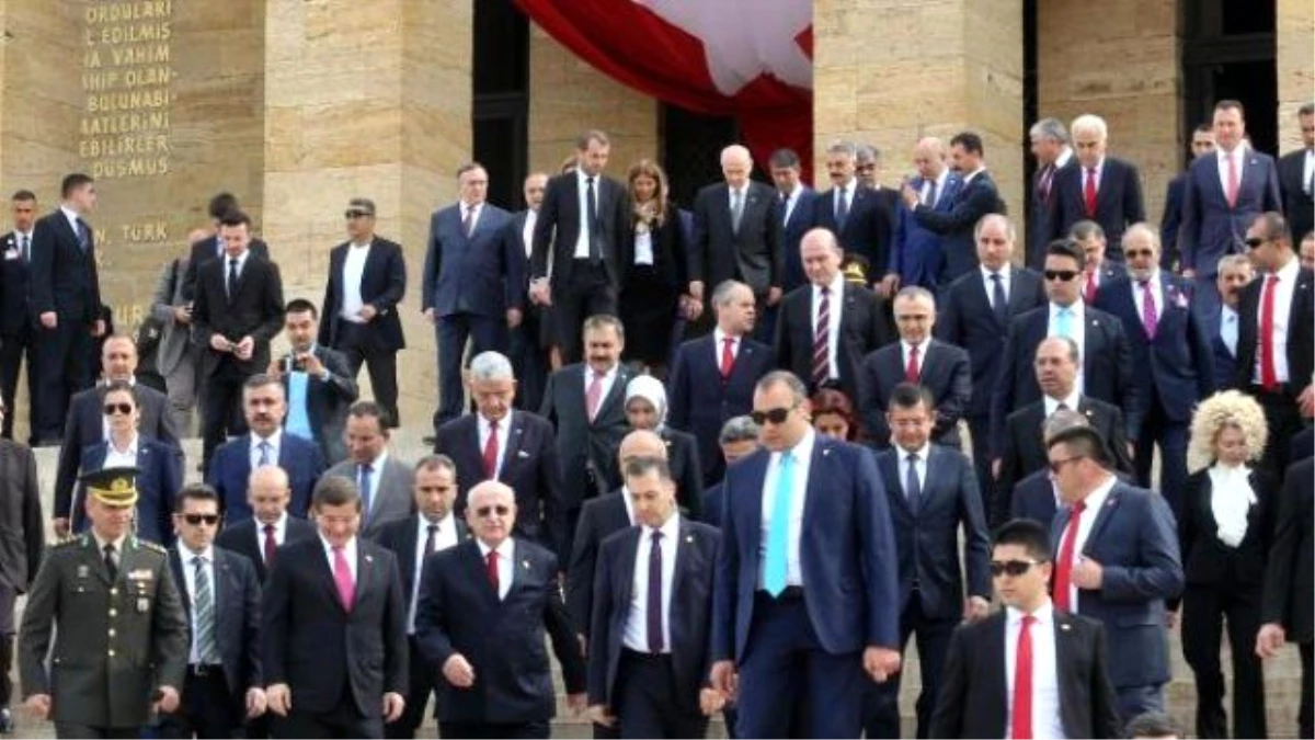Anıtkabir\'deki Törene Başbakan Davutoğlu, Çocuklarla Selfie Çektirdi