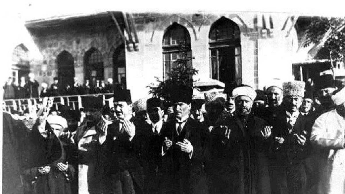 İlk Kez Yayınlanıyor! Atatürk\'ün Meclis\'e Dualı Açılış Emrinin Belgesi Ortaya Çıktı