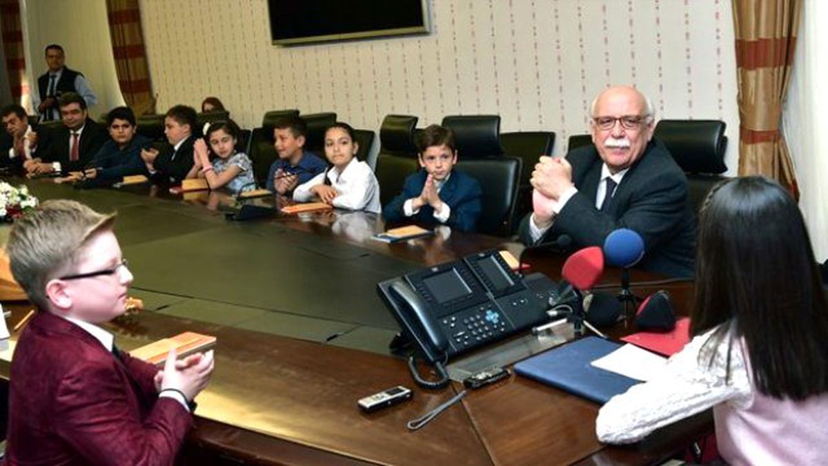 Bakan Avcı Koltuğuna Çocuklara Devretti