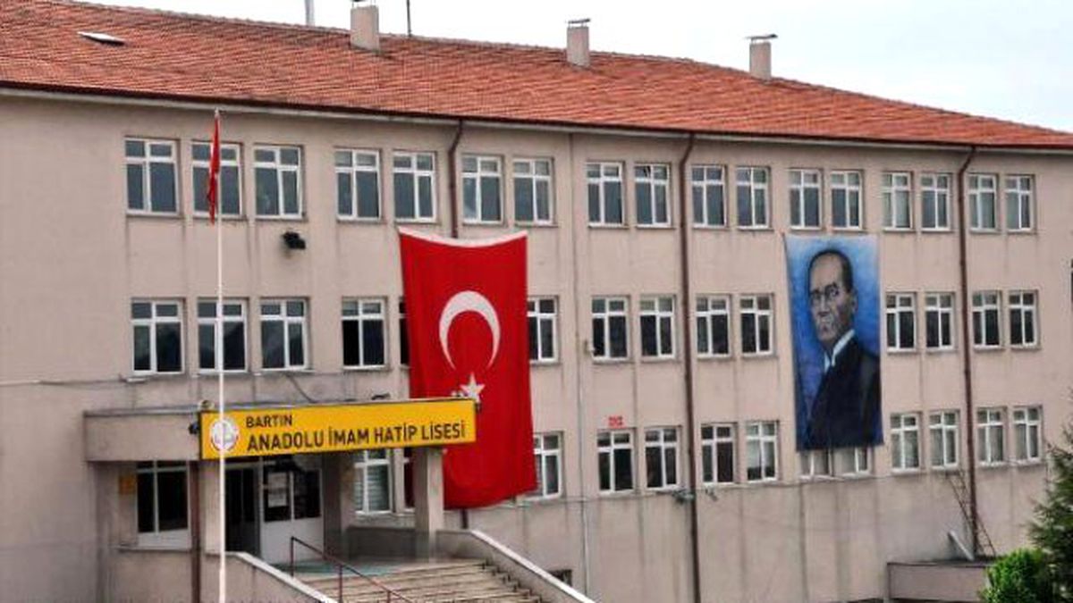 Okula Atatürk\'e Benzemeyen Poster Asılmasına Bazı Vatandaşlar Tepki Gösterdi