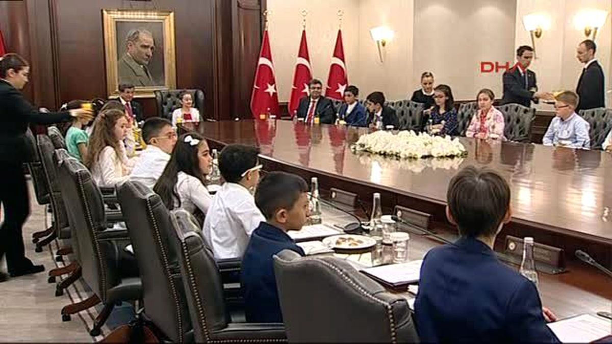 Başbakan Davutoğlu, Koltuğunu Reyhan Nur\'a Devretti 2