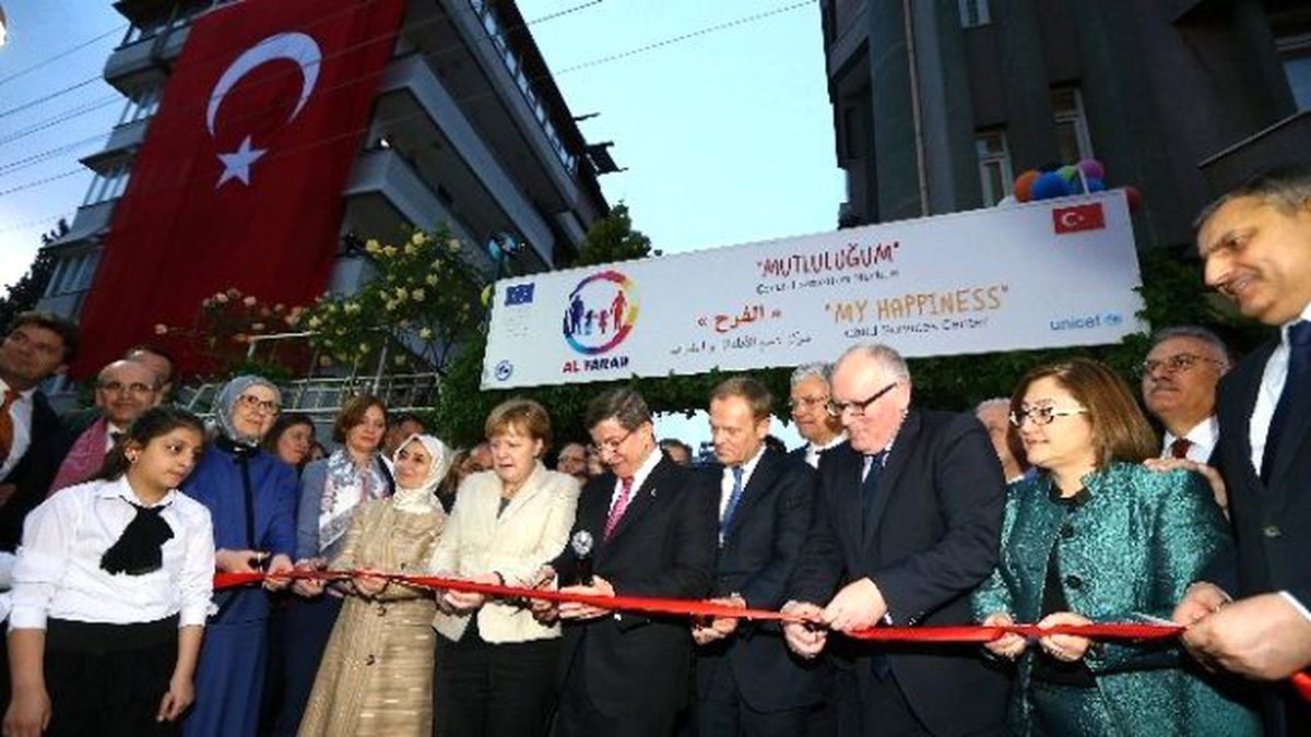 Başbakan Davutoğlu, Merkel\'le Birlikte Gaziantep Aile ve Çocuk Merkezinin Açılışını Gerçekleştirdi