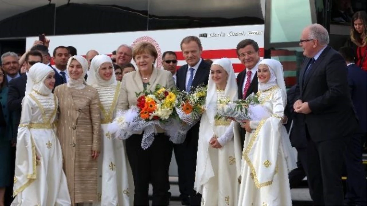 Başbakan Davutoğlu ve Avrupalı Liderler, Nizip\'te Suriyelilerle Buluştu