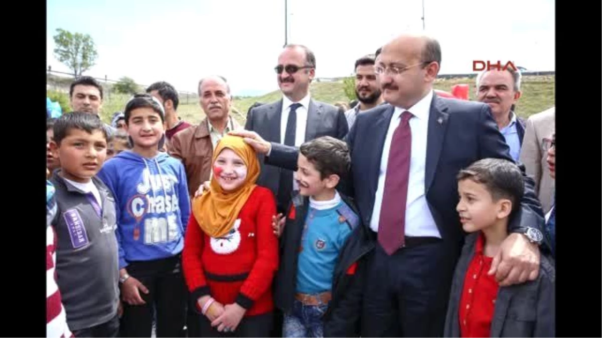 Başbakan Yardımcısı Akdoğan Şehit Çocukları ve Suriyeli Çocuklarla Uçurtma Uçurdu