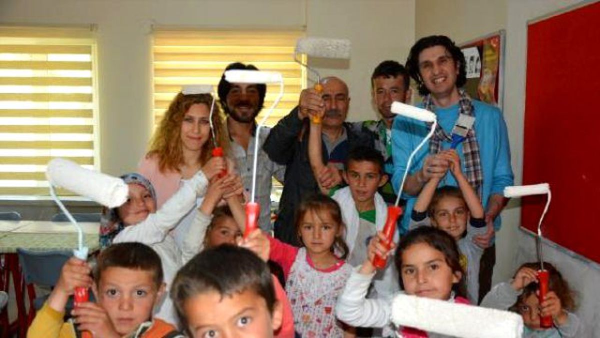 Bayramda Öğretmenleriyle Okulu Boyadılar