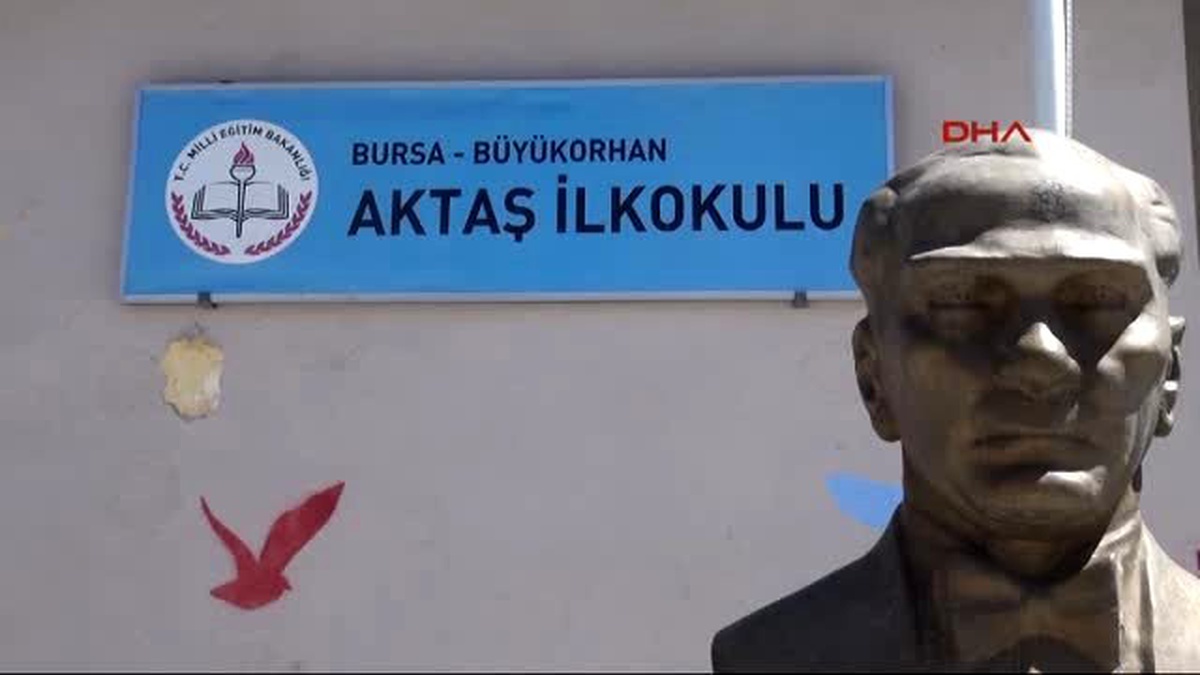 Bursa Bayramlarını Öğretmenleriyle Okulu Boyayarak Geçirdiler