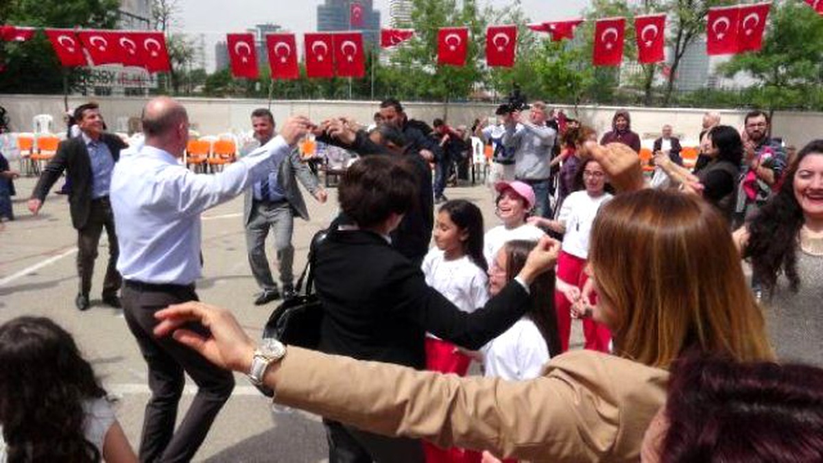 Çocukların Bayramında Büyükler Çifttelli Oynadı