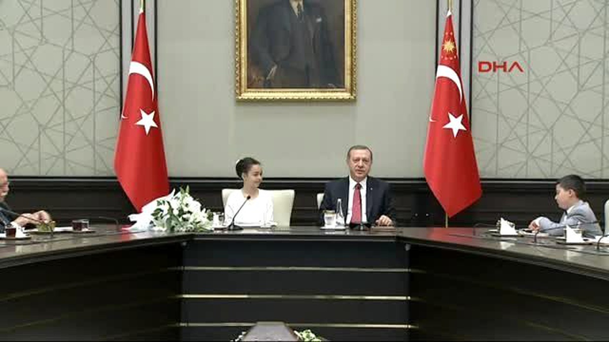 Cumhurbaşkanı Erdoğan, Koltuğunu 11 Yaşındaki Başak\'a Devretti 3