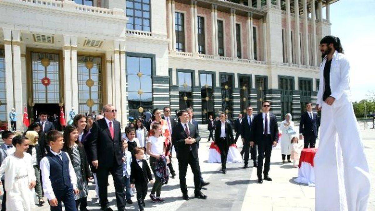 Cumhurbaşkanı Erdoğan, Küçük Konuklarına Külliye'yi Gezdirerek Birlikte Yemek Yedi