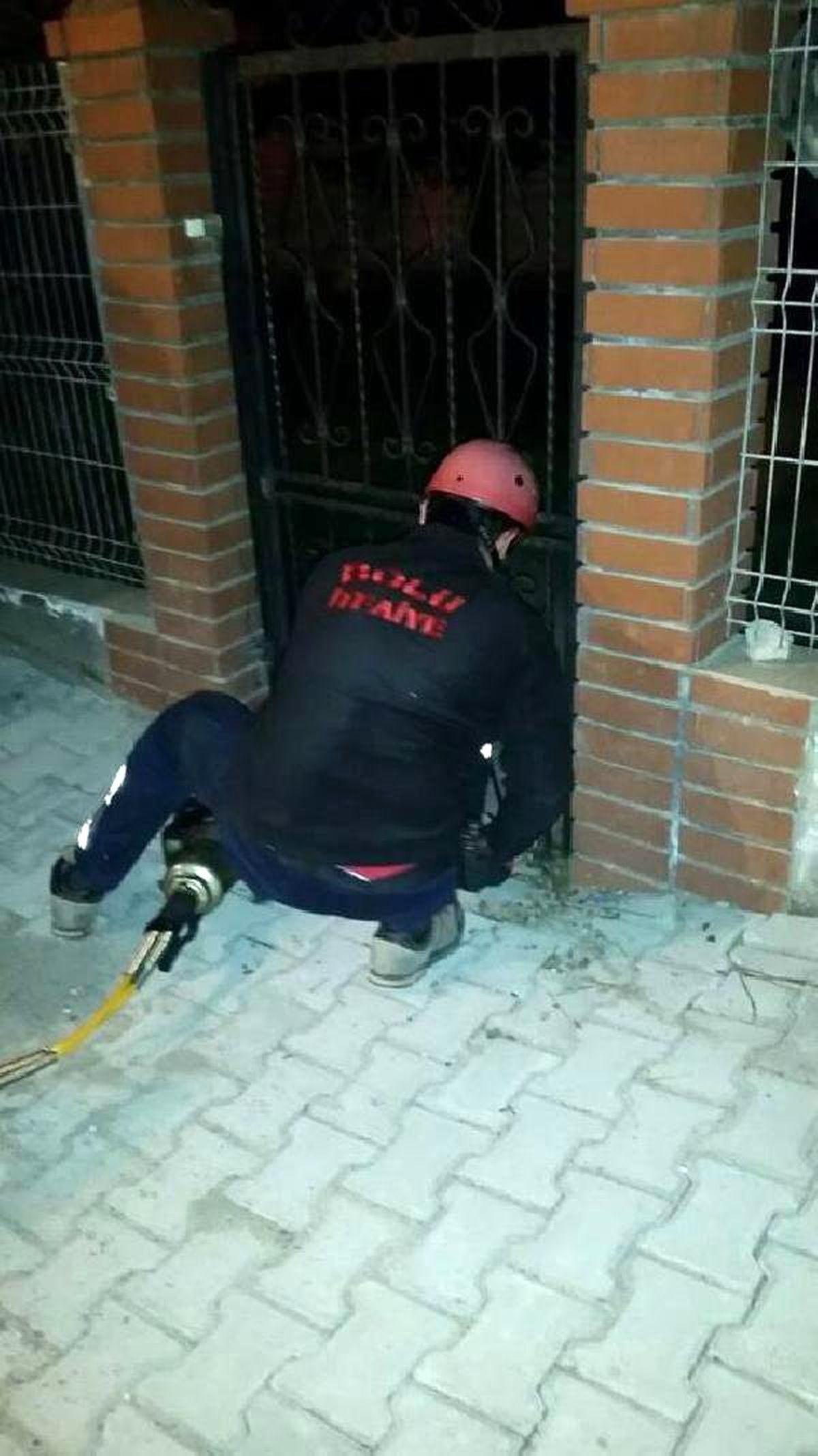 Demir Parmaklıklara Sıkışan Sokak Köpeğini İtfaiye Kurtardı