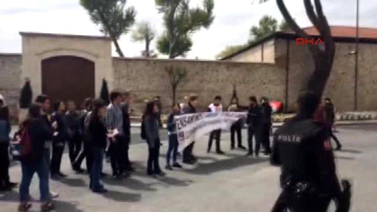 Dolmabahçe\'de Ensaf Vakfı Protestosuna Polis Müdahalesi