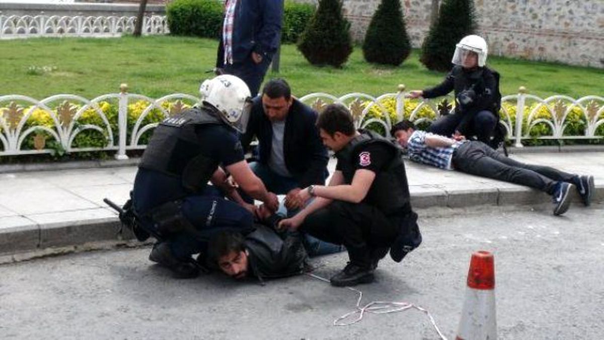 Dolmabahçe\'de Ensar Vakfı Protestosuna Polis Müdahalesi