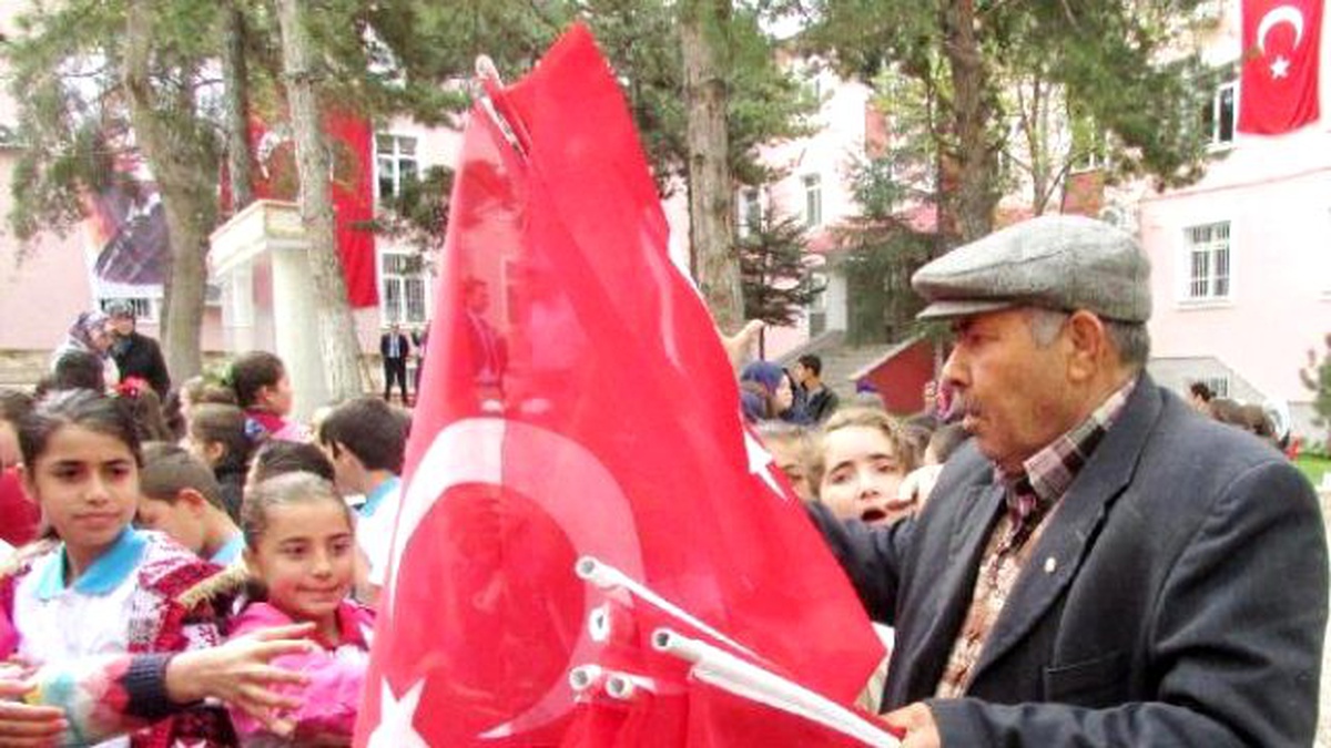 Emekli Maaşıyla Aldığı Bayrakları Çocuklara Dağıttı