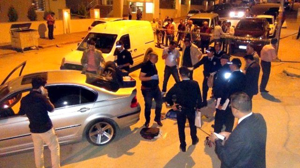 Gaziantep\'te Liderlerin Konuştuğu Salonun Yakınlarında Yakalanan Araçtan Silah ve Av Tüfeği Çıktı