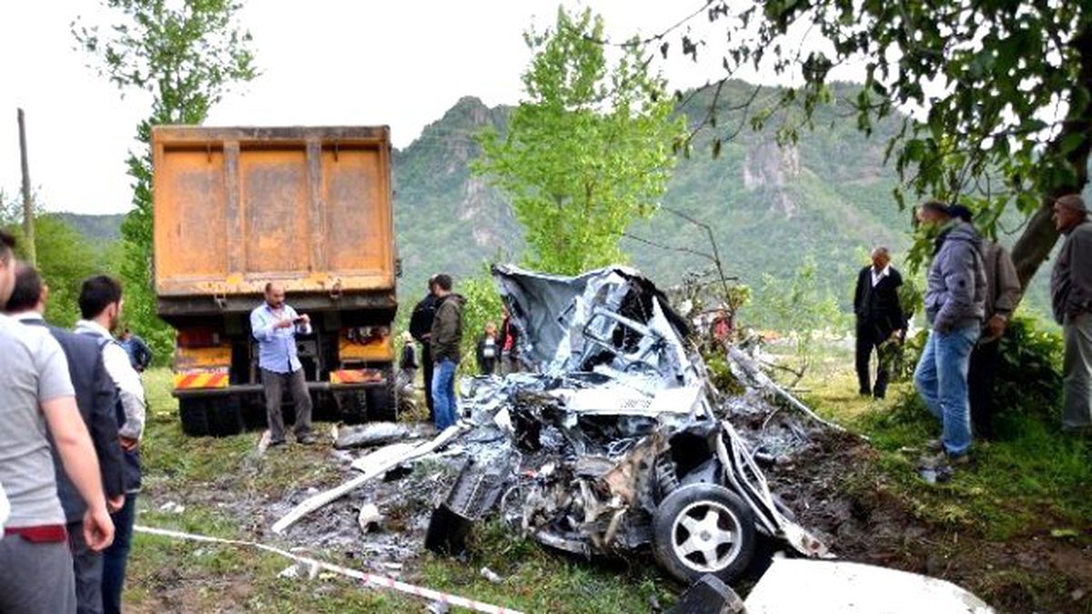 Giresun'da Kamyon ile Otomobil Çarpıştı: 2 Ölü