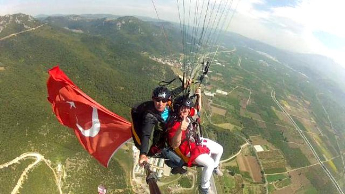 Gökyüzünde Türk Bayrağı Açarak Bayramı Kutladılar