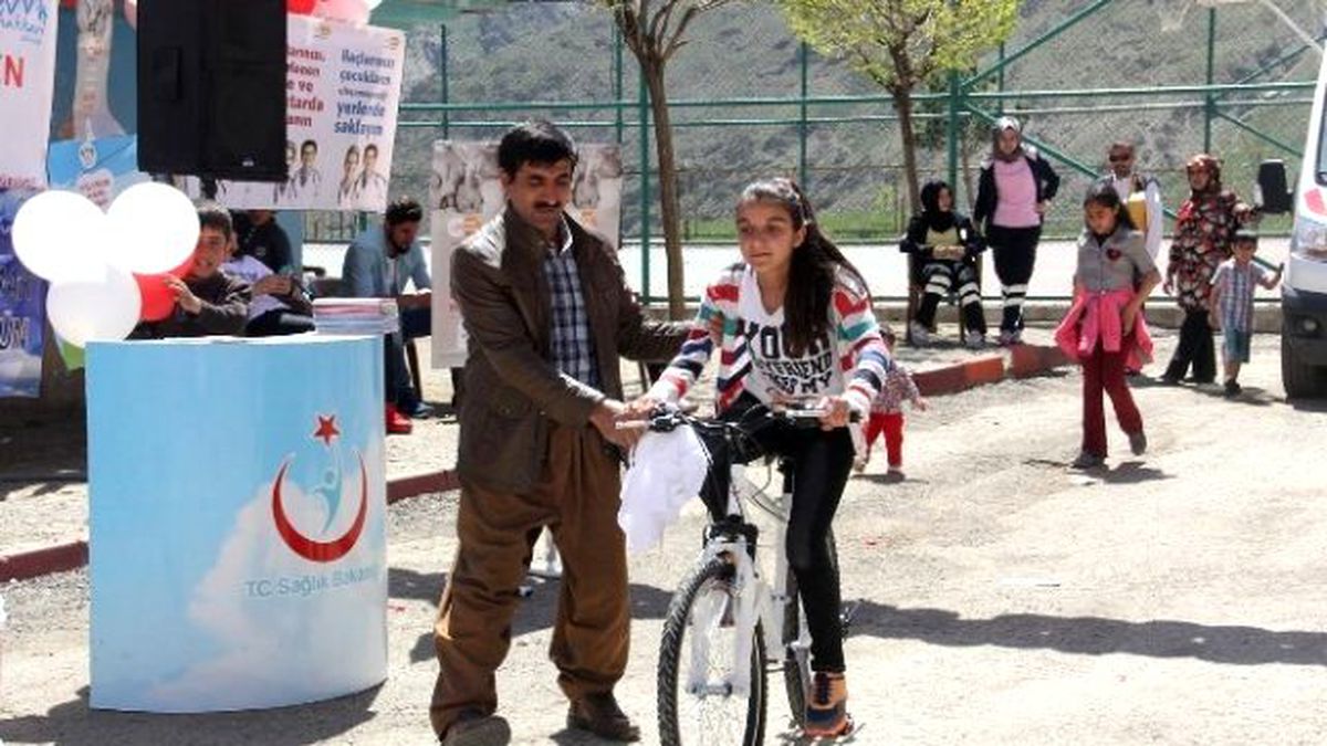 Hakkari\'de 733 Öğrenciye Bisiklet Dağıtıldı