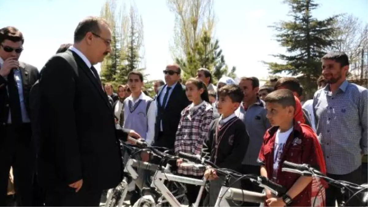 Hakkari\'de 733 Öğrneciye Bisiklet Dağıtıldı