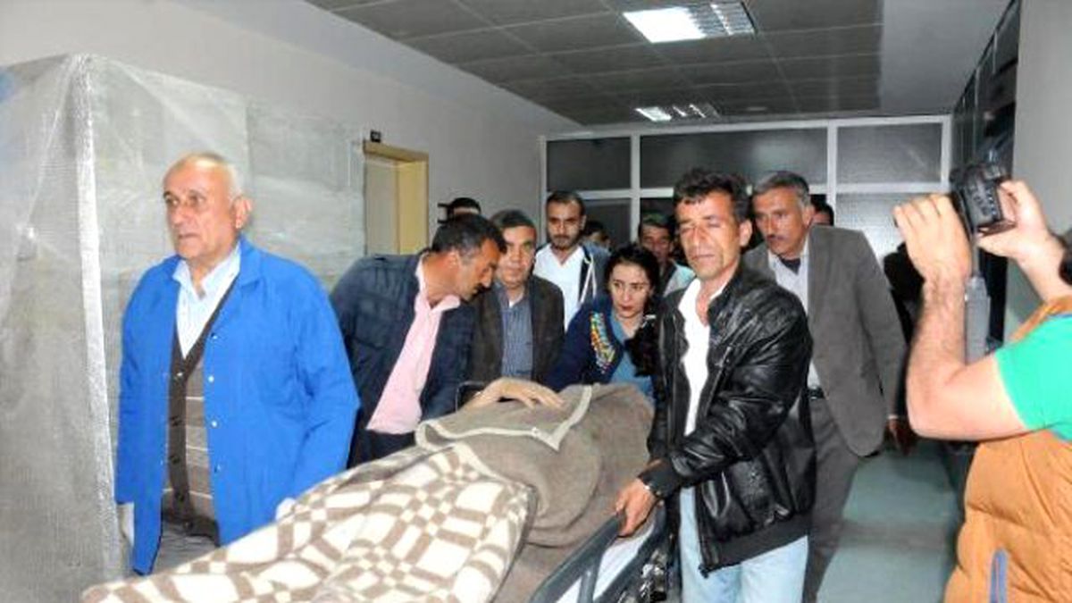 Hakkari\'de Üzerine Rögar Kapağı Düşen İşçi Yaralandı