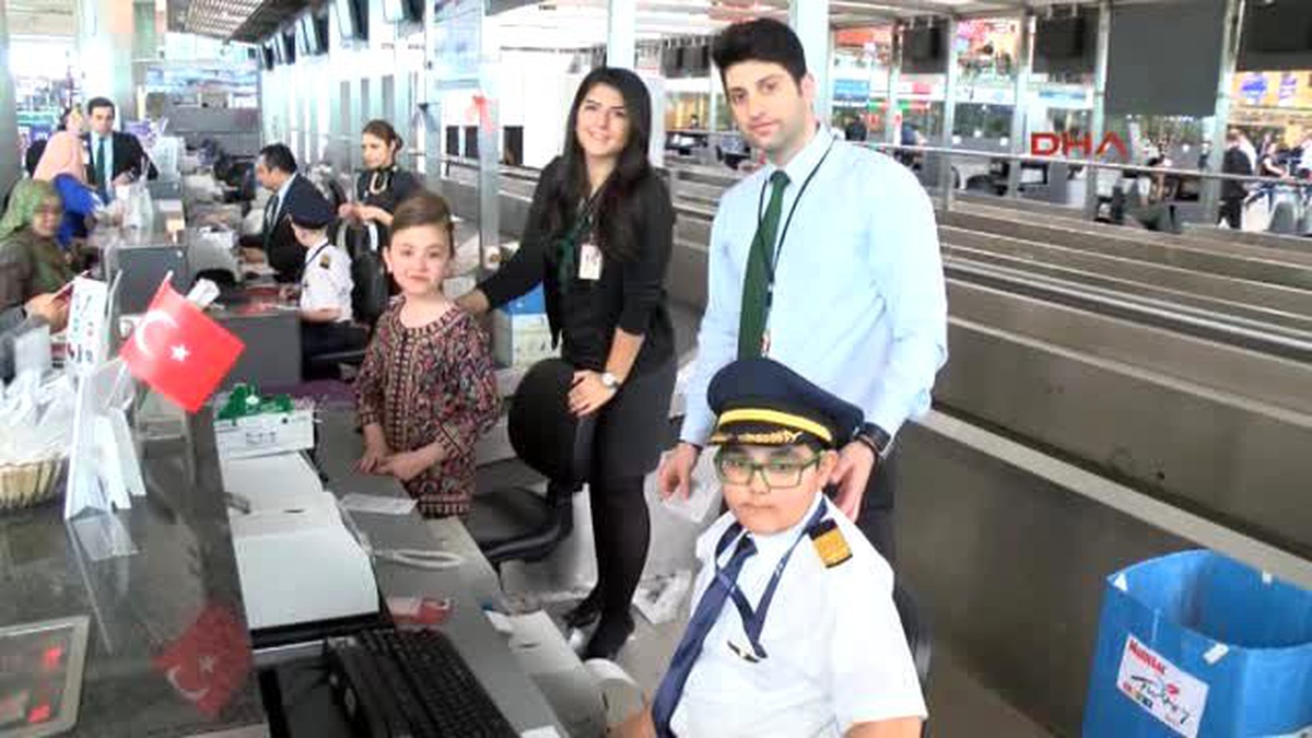 Havalimanında Yolculara Çocuk Süprizi