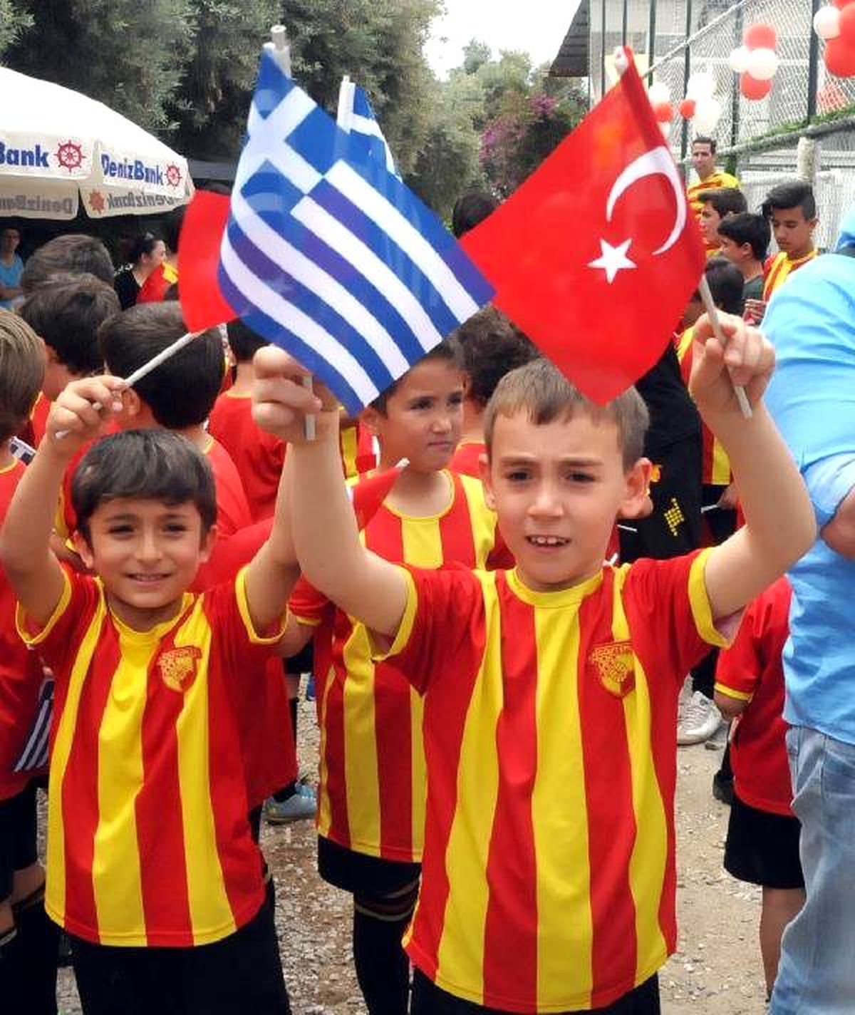 İki Yaka Çocukların Dostluk Maçında Buluştu