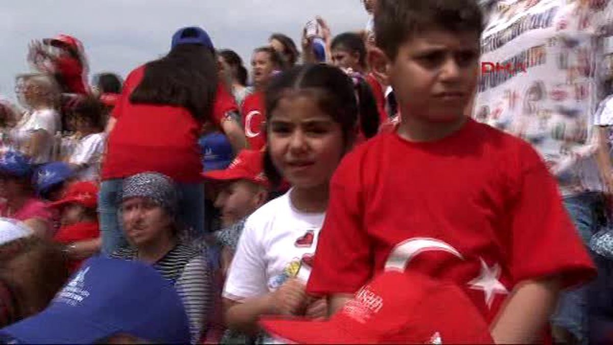 İzmir Gündoğdu\'da Şenlikli Kutlama