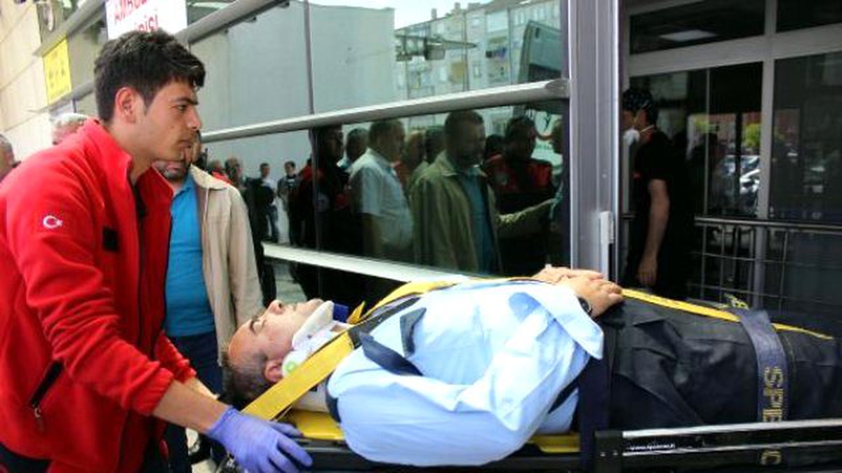 Kamyon Polis Otosuna Çarptı: 2\'si Polis 3 Yaralı
