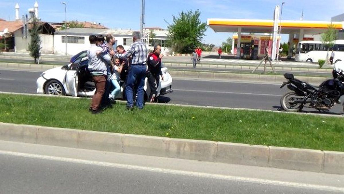 Malatya\'da İçinde Çocukların Bulunduğu Araca Kamyon Çarptı