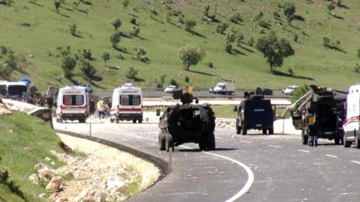 Mardin\'de Polis Aracına Bombalı Saldırı: 6 Polis Yaralı (2)