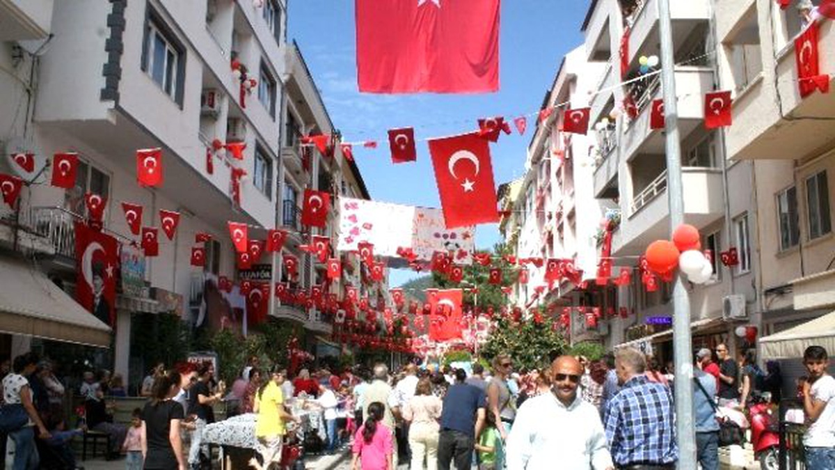 Marmaris\'te 23 Nisan Kutlamalarının Adresi 105. Sokak Oldu