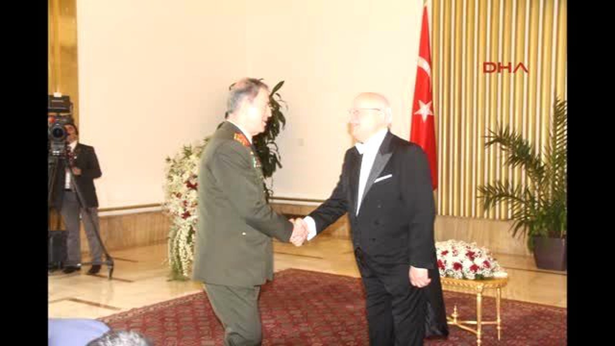 Meclis\'teki Çelenk Koyma Töreninde Hdp Yer Almadı