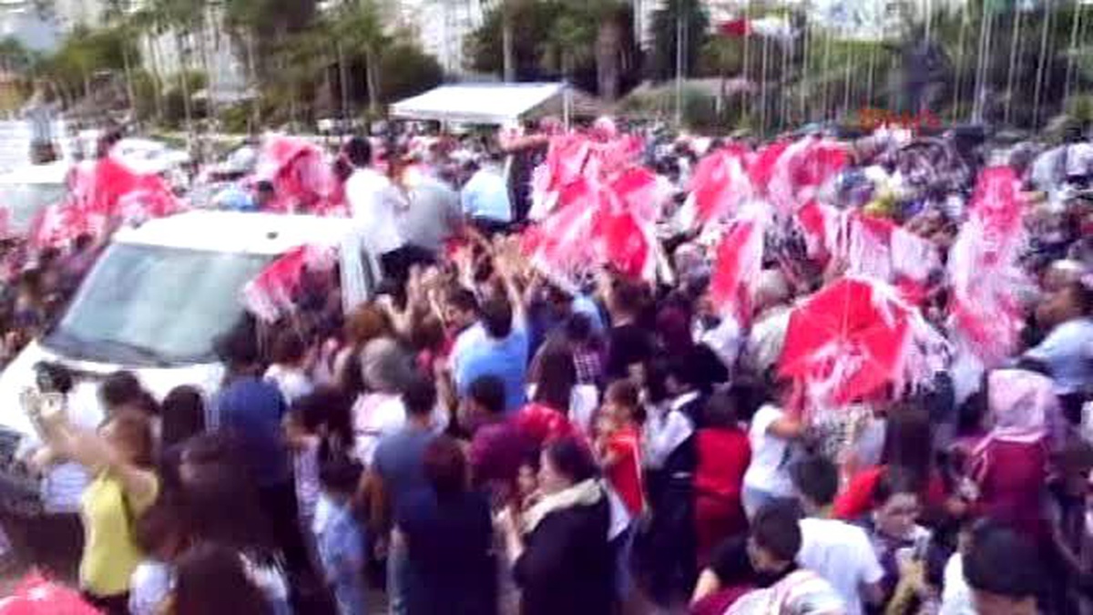 Mersin\'de Çocuklar Gökyüzünü Uçurtmayla Doldurdu