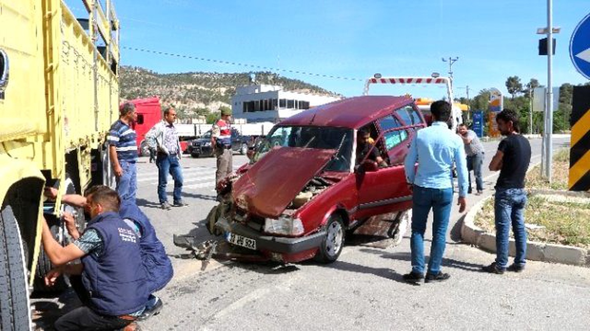 Otomobil Kamyonun Altına Girdi: 2 Yaralı
