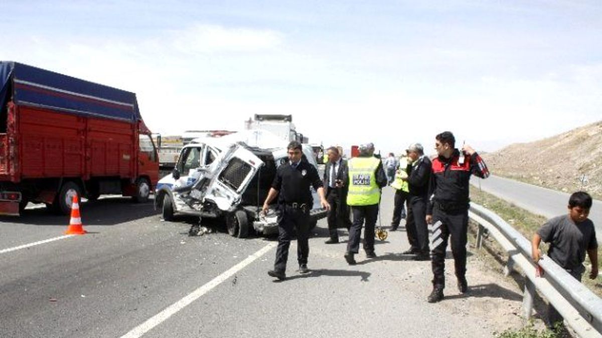 Polis Aracına Kamyon Çarptı: 2\'si Polis 3 Yaralı